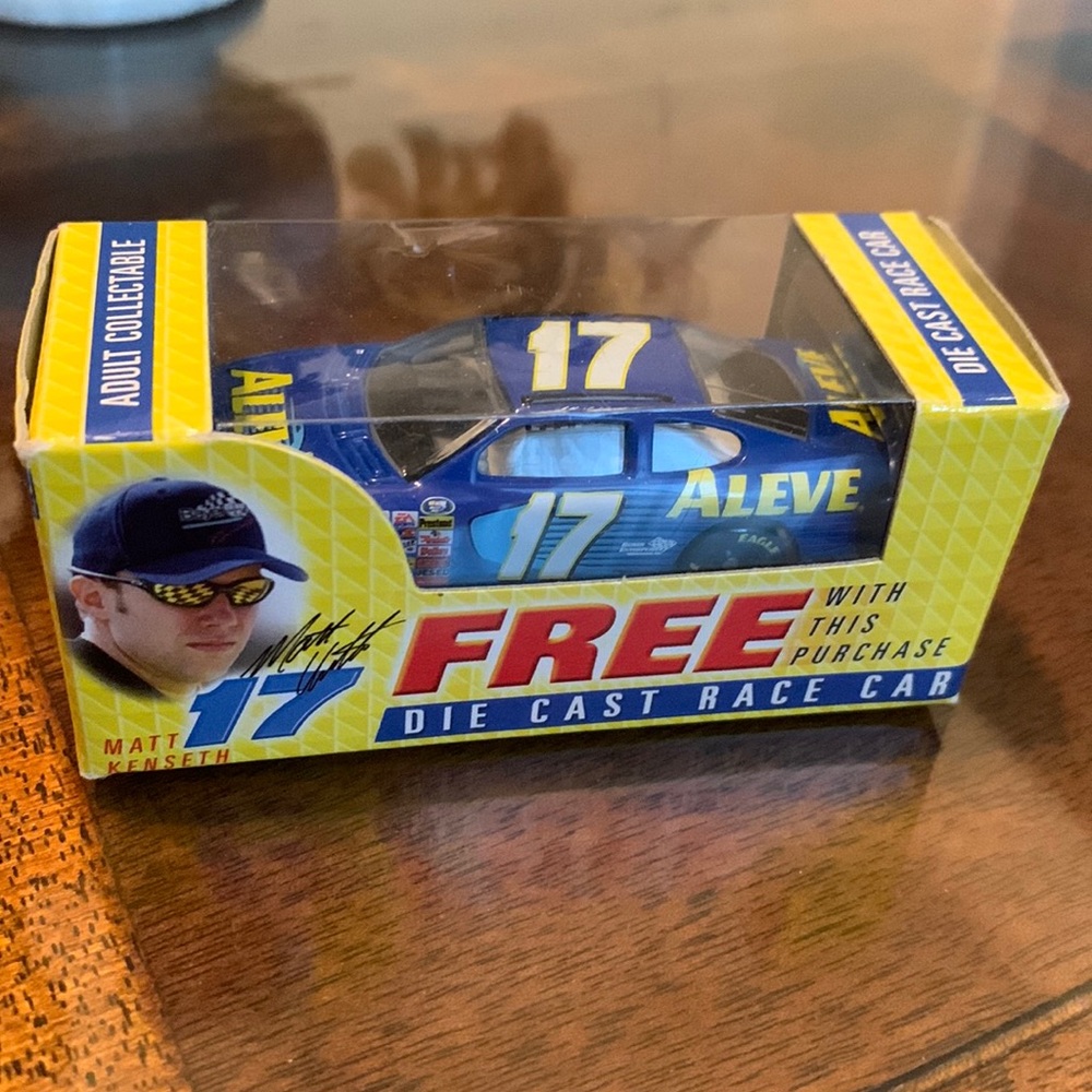 NASCAR 17 Matt Kenseth Ford Taurus Aleve Racing DieCast Collectible Race Car New